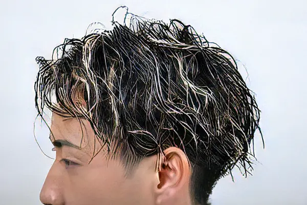 8.薬剤を流してタオルドライ後。根本からカールが掛かっていることがわかります。