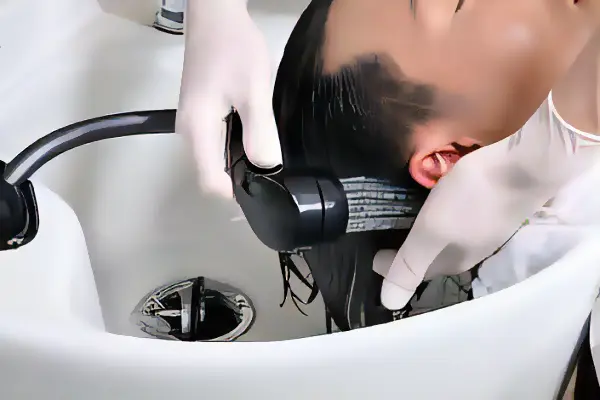 2.中間水洗 先に塗布したGMT混合液を中間水洗し、軽くタオルドライ